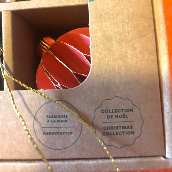 Handcrafted Artisanal honeycomb golden touch 3D paper ornaments set of 4 NWT - Picture 3 of 7